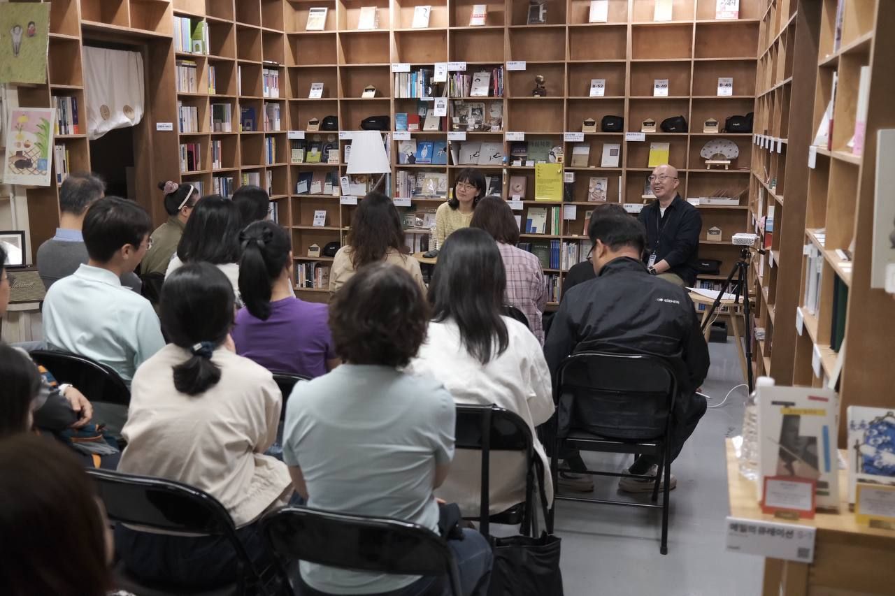 서가 사이를 가득 채운 북토크 청중